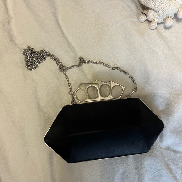 Black Four-Ring Clutch Bag - Picture 5 of 6
